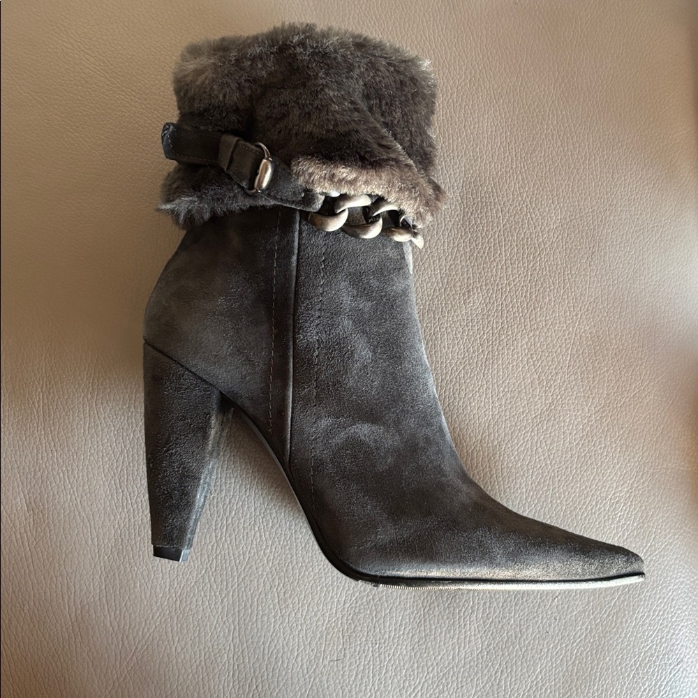 Davos Gomma grey suede, pointed toe, ankle boots. Size 37 (US 7). Made in Italy